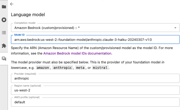 Jupyter AI 聊天面板的截图，显示了使用其 ARN 选择基础模型。