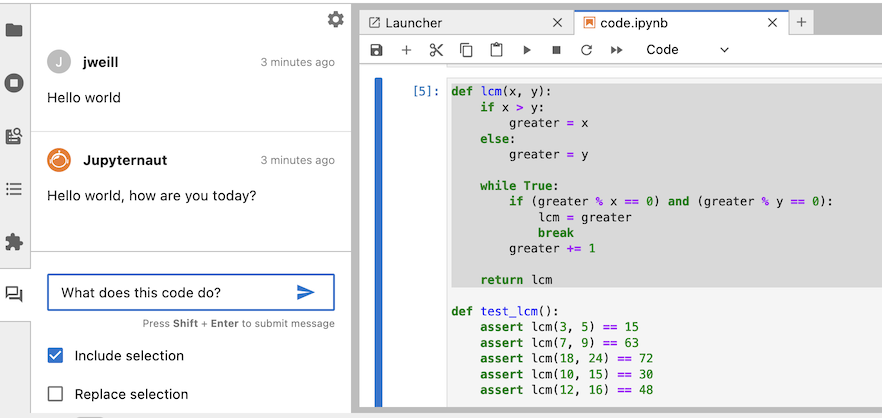 JupyterLab的屏幕截图，显示Jupyter AI的聊天面板处于活动状态。一个Python函数被选中，用户输入的提示是“这段代码是做什么的？”，并且用户选择了在消息中包含所选内容。