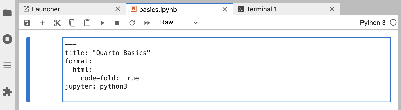 笔记本的 YAML，包含字段 title、format 和 jupyter。标题设置为 Quarto 基础，格式定义为 html，并且 code-fold 设置为 true。Jupyter 设置为 python3。